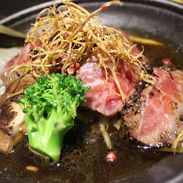 竹葉牛肉,一開始送來的時候還在邊滾,牛肉 竹葉牛肉,一開始送來的時候還在邊滾,牛肉