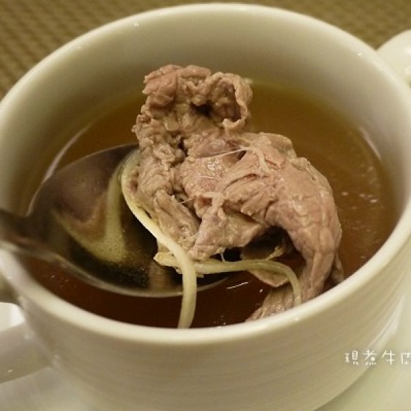 以簡單薑絲去腥並且提味,熱湯一淋上牛肉片 以簡單薑絲去腥並且提味,熱湯一淋上牛肉片