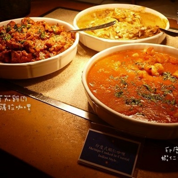 ↑ 洋蔥濃醬燉小羊排、蕃茄雞肉瑪薩拉咖哩 ↑ 洋蔥濃醬燉小羊排、蕃茄雞肉瑪薩拉咖哩