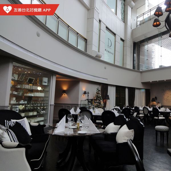 餐廳內部以黑白強烈對比色系為主調,自然光 餐廳內部以黑白強烈對比色系為主調,自然光