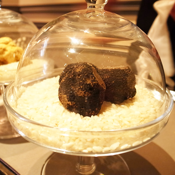 餐廳經理會捧著松露台到桌邊為客人解說,例 餐廳經理會捧著松露台到桌邊為客人解說,例