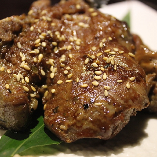鹽烤羊排,搭配醬料跟番茄吃非常爽口! 鹽烤羊排,搭配醬料跟番茄吃非常爽口!