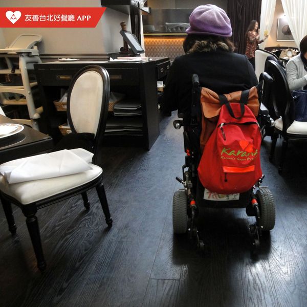 此入口地板一邊為為黑白相間透光的大理石, 此入口地板一邊為為黑白相間透光的大理石,