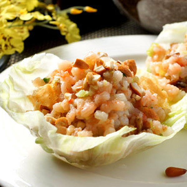 生菜美虾松将鲜虾切块加入调味快炒至虾